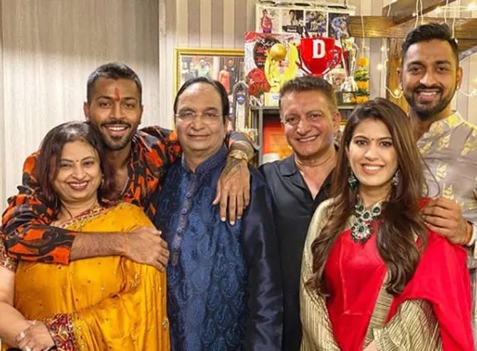 Hardik Pandya family photo